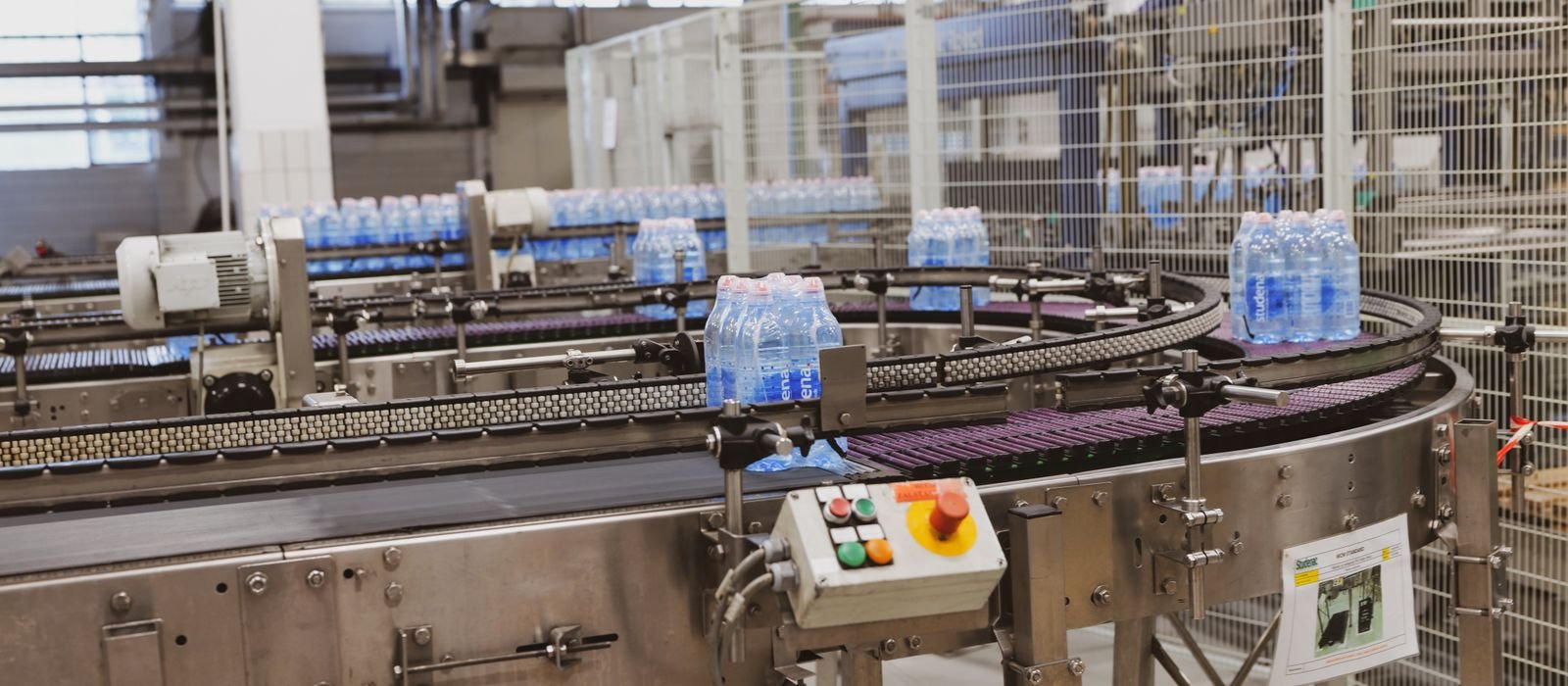 Linha de produção industrial com esteira e operadores